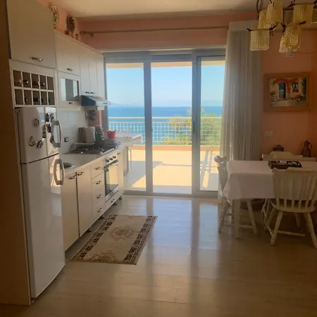 Two Bedroom Lakeview Апартаменты