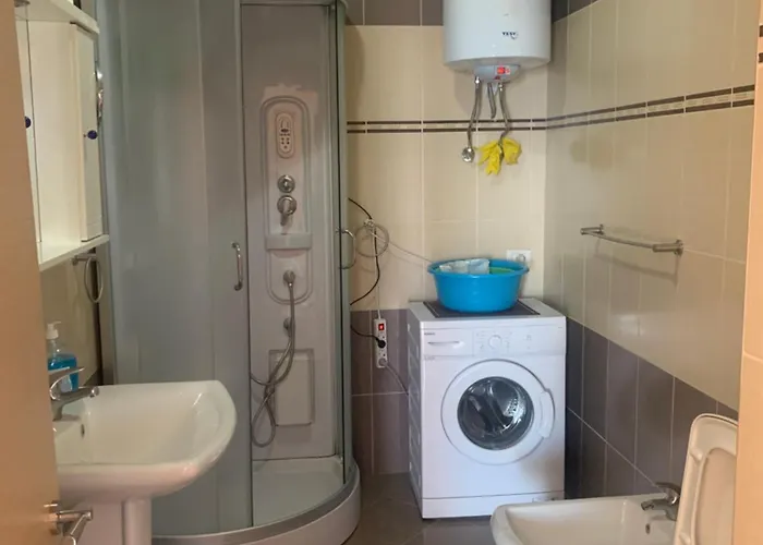 Two Bedroom Lakeview شقة
